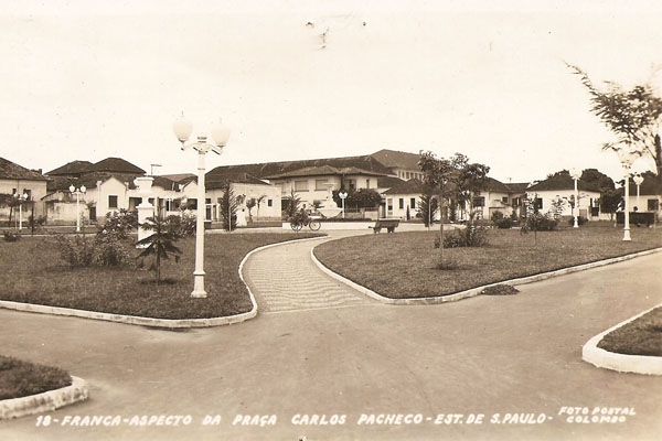A colaboração de hoje é do meu companheiro Alex Henrique, da Difusora e do Comércio da Franca. Mostra um aspecto da praça Carlos Pacheco, do Cemitério da Saudade, isso lá nos anos 50 e 60. Vejam que não aparece nenhum dos atuais edifícios existentes hoje 